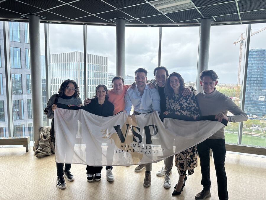 VSP-bestuur viert het resultaat: grootste partij op de VU
