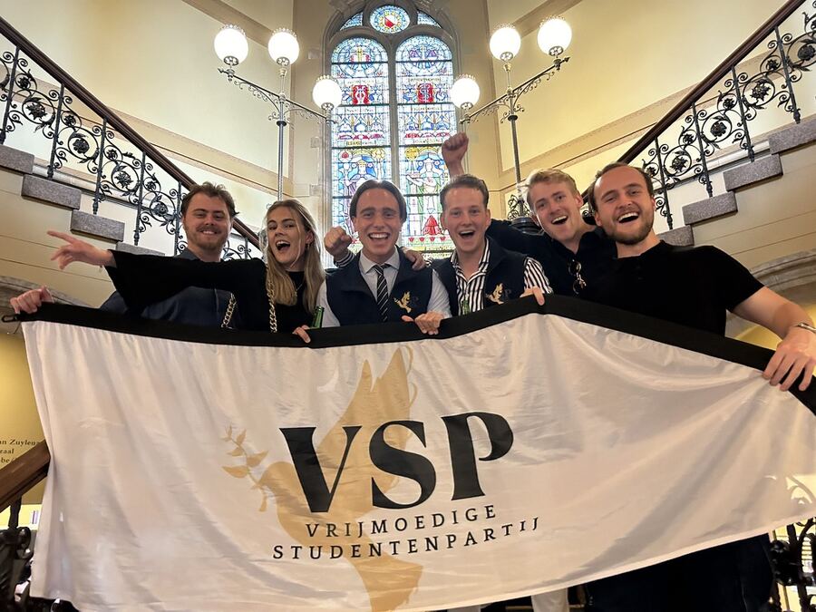 VSP-bestuur met vlag bij de uitbreiding naar Utrecht