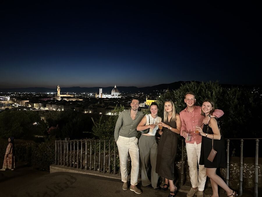VSP-bestuur tijdens het tweede VSP-weekend in Toscane, met uitzicht bij avond