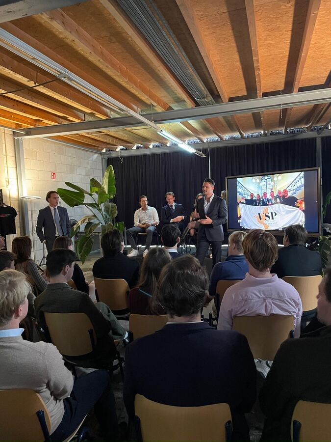 Bestuur presenteert tijdens de eerste VSP Partijdag