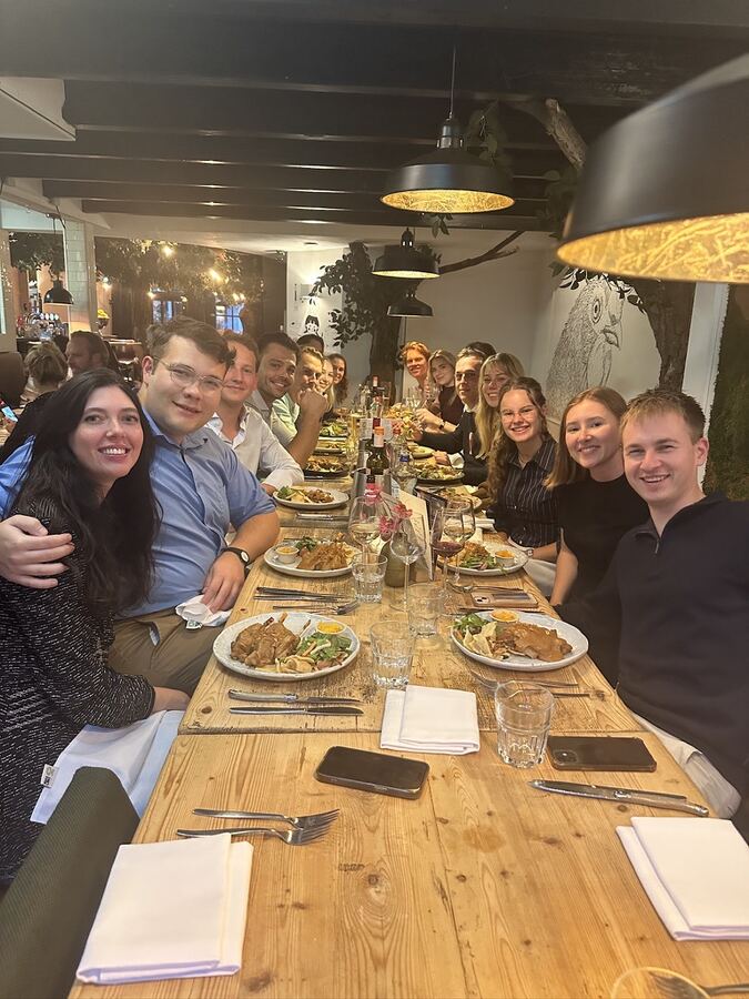 VSP'ers aan tafel tijdens het diner van de Partijdag